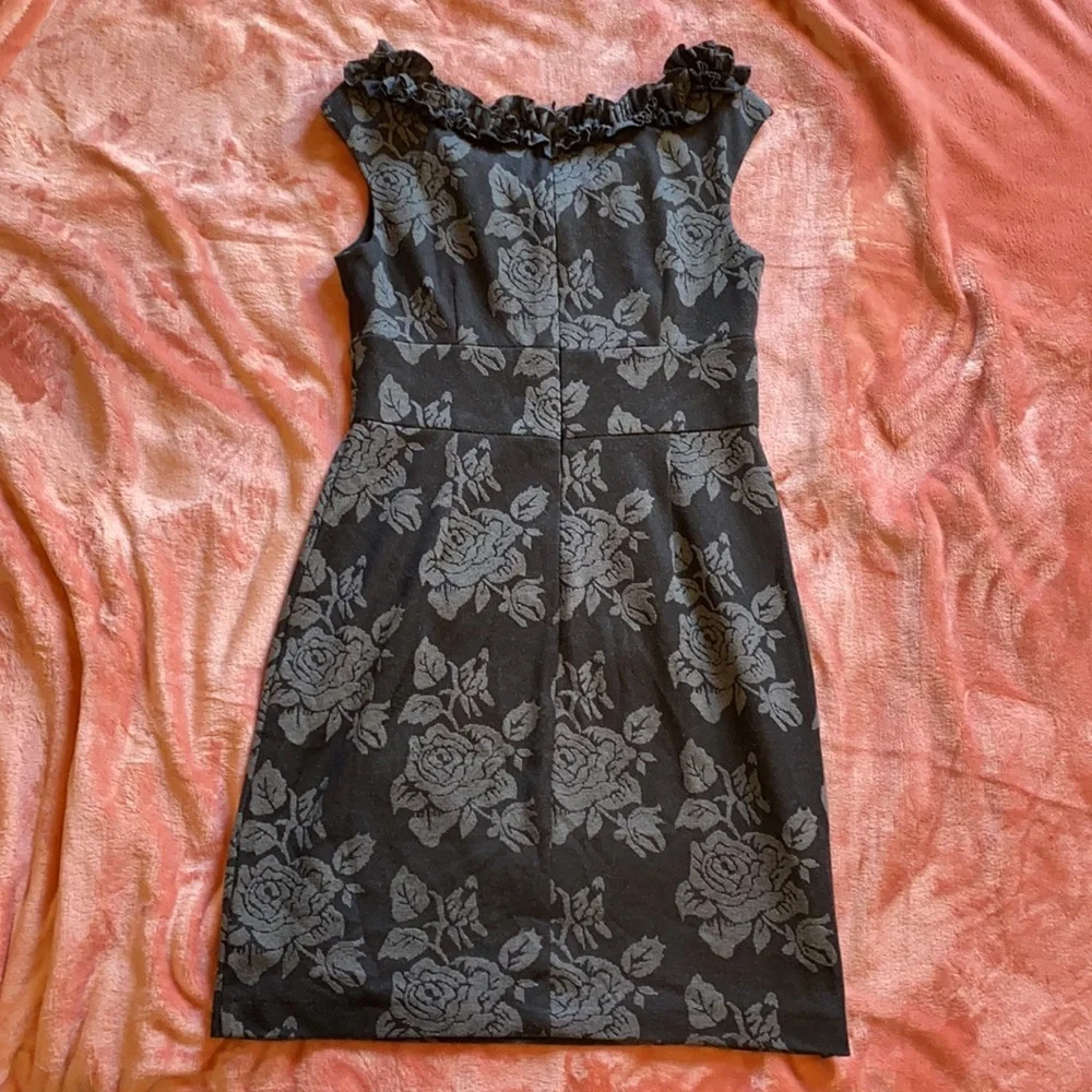Maggy London Dress Gray Sleeveless Ruffle Rose size 6